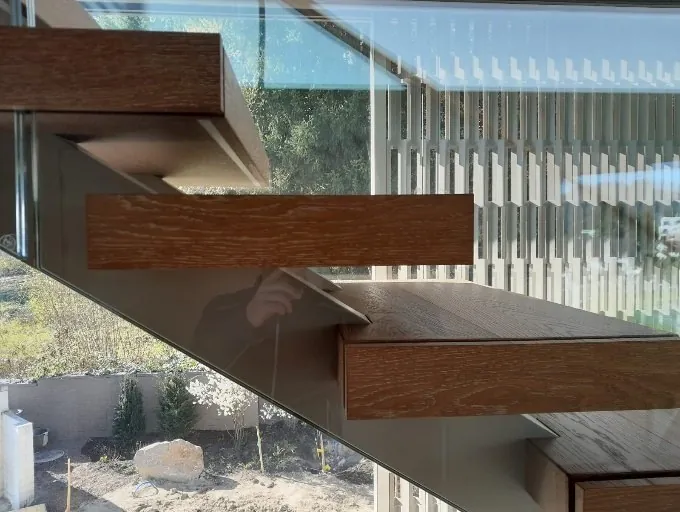Detail einer individuell gefertigten Stahltreppe mit filigraner Metallkonstruktion