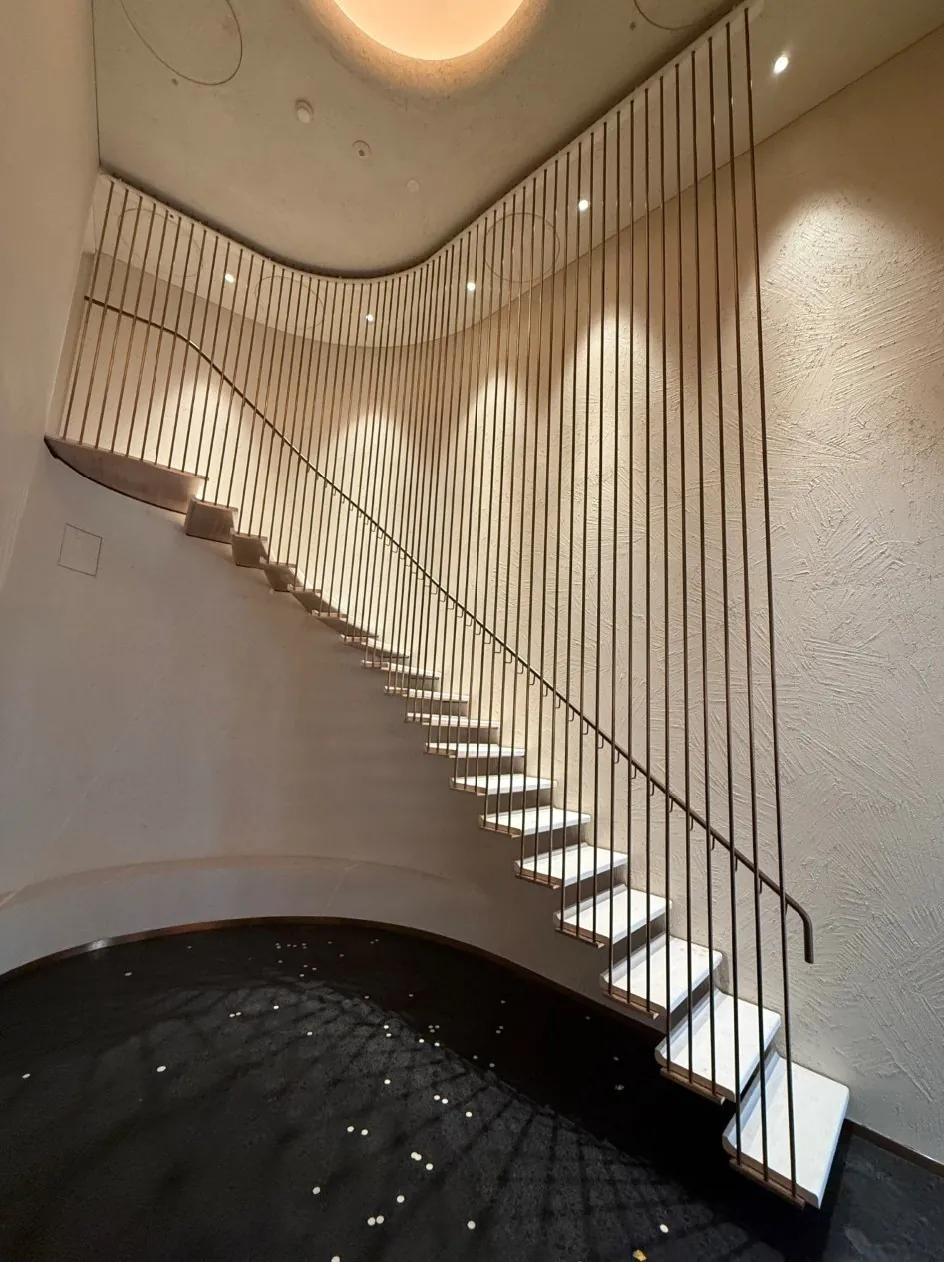 Filigrane Metalltreppe aus Stahl nach Mass von Suter & Partner
