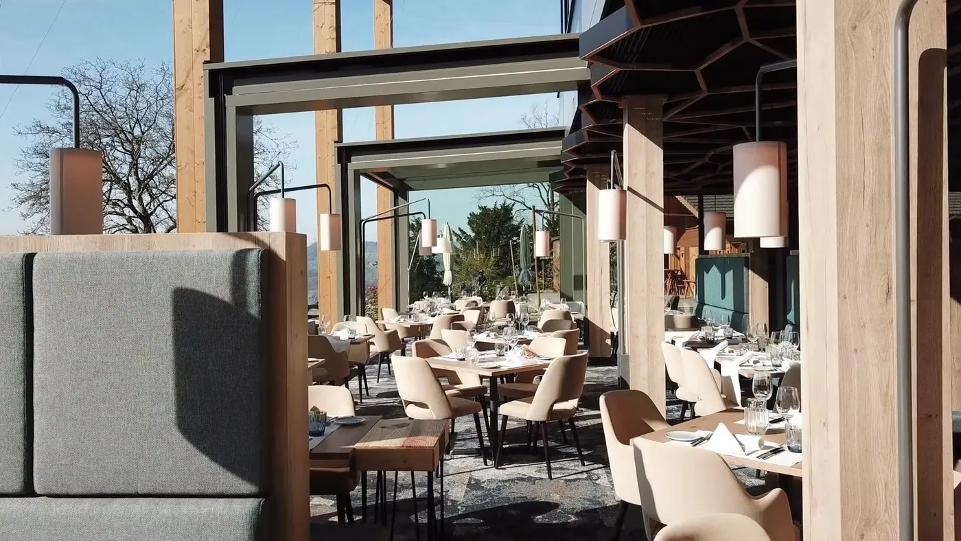 Restaurant Eichberg mit filigraner Verglasung und geöffnetem Triatrium
